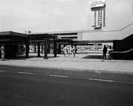 850945 Gezicht op het Jaarbeursplein te Utrecht, met rechts de ingang naar de Jaarbeurstraverse en op de achtergrond ...